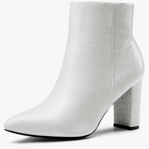 BWWT gorgeous white boots size 6